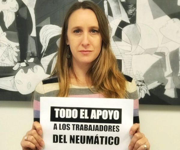 Legisladora Luciana Echevarría sosteniendo un cartel que dice todo el apoyo a los trabajadores del neumático