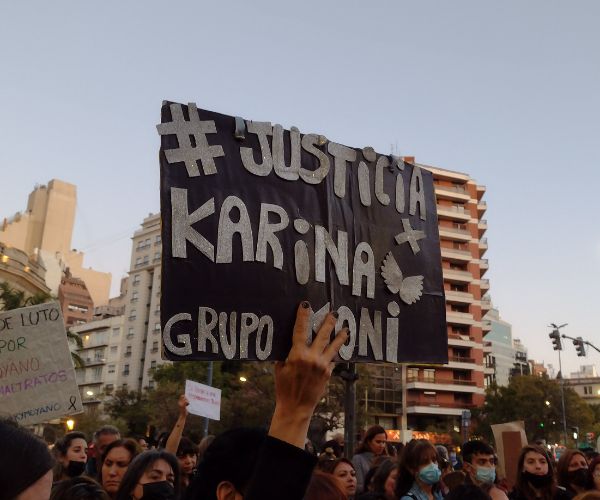 Cartel en una marcha que exige Justicia por Karina Moyano