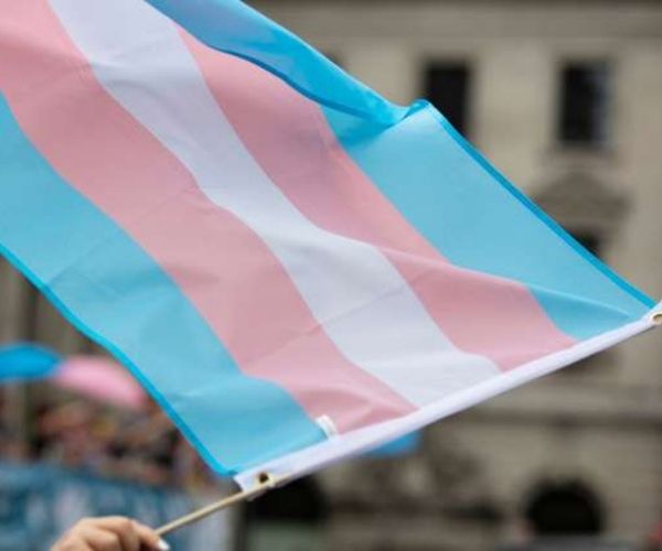 bandera del orgullo travesti trans flameando