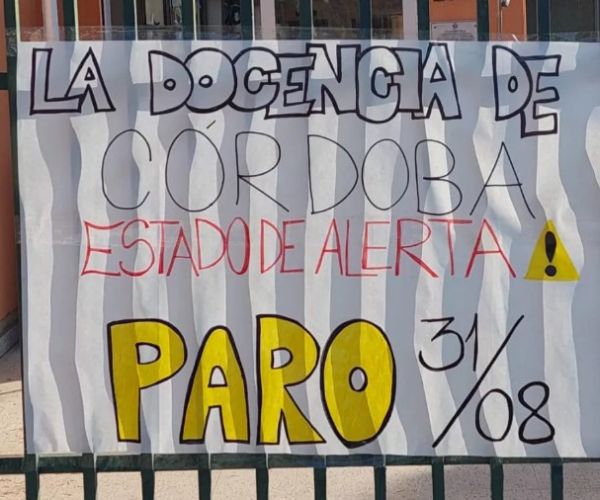 Cartulina que dice la docencia de Córdoba estado de alerta paro 31/8