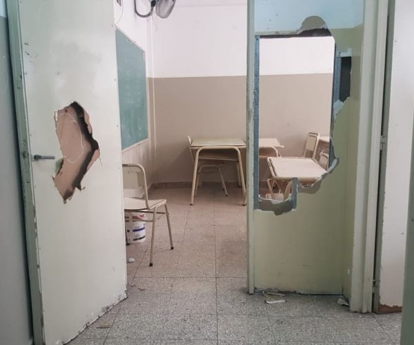 Puertas rotas en escuela en mal estado