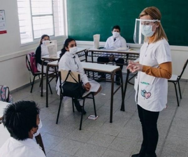 Maestra en clases con medidas de protección por la pandemia