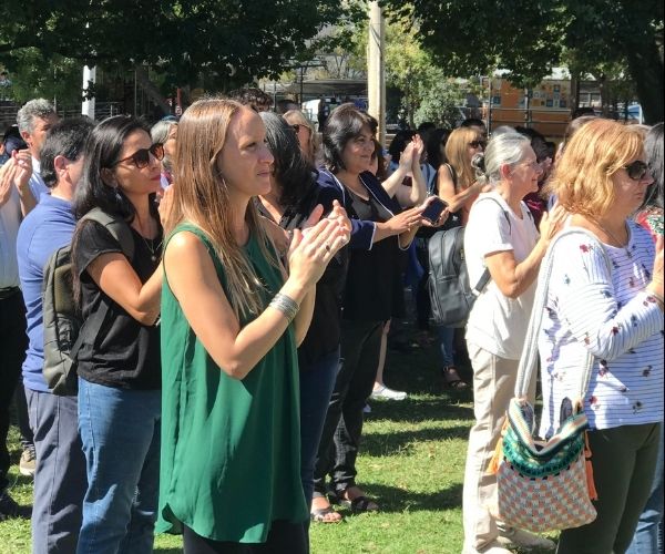 Luciana acompañando el reclamo de docentes, familias y alumnos del la escuela Carrande Carro