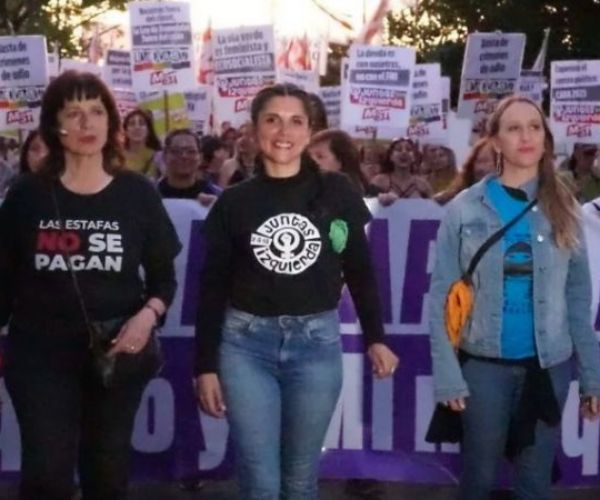 Luciana Echevarria, Cele Fierro y Vilma Ripoll caminando en la marcha del encuentro plurinacional de mujeres y disidencias