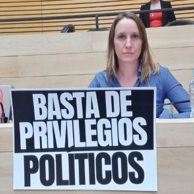 Luciana Echevarría en la legislatura de Córdoba con cartel que dice basta de privilegios políticos