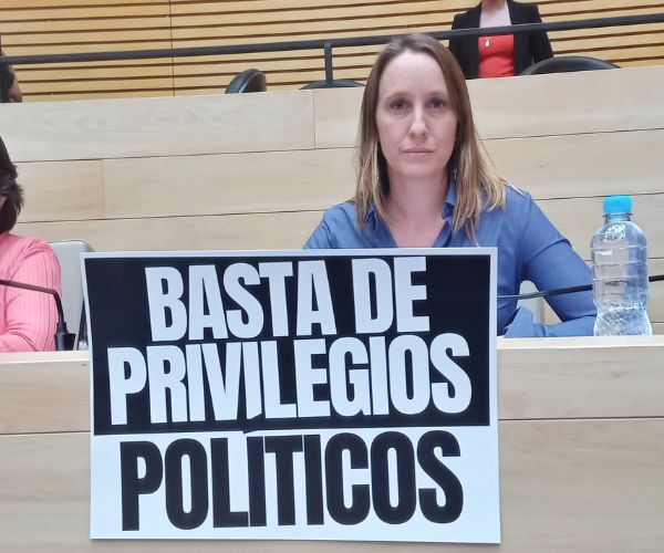 Luciana Echevarría con cartel que dice basta de privilegios políticos.