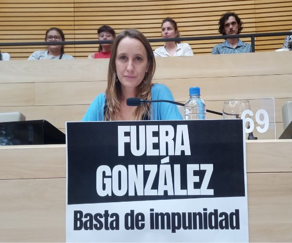 Luciana Echevarría en la Legislatura con un cartel que dice Fuera González, basta de impunidad