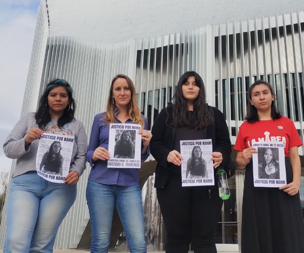 Luciana Echevarría frente a la Legislatura de Córdoba con amigas de Nahir víctima de femicidio