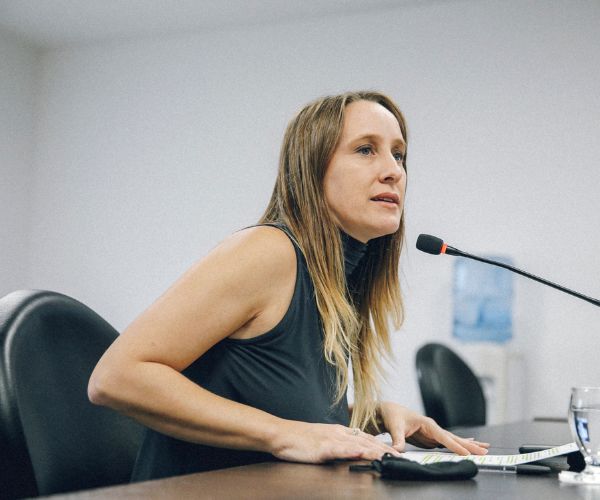 Luciana Echevarría interviniendo en la Legislatura de Córdoba