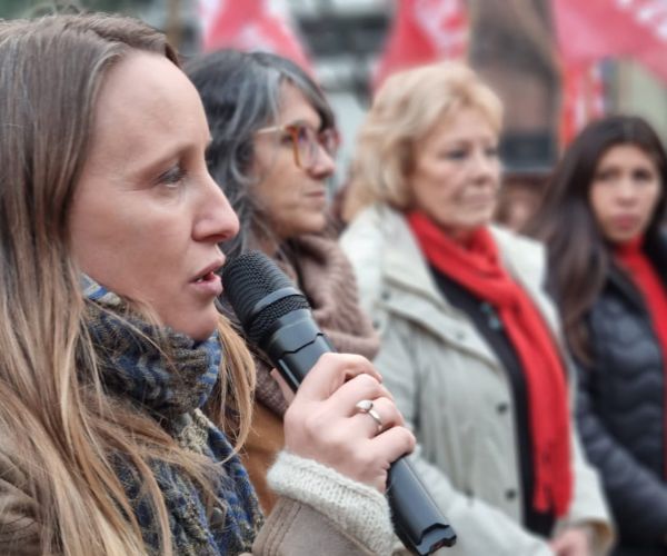 Luciana Echevarría junto a Laura Vilches, Liliana Olivero y Soledad Díaz en el cierre de campaña del Frente de Izquierda Unidad en Córdoba