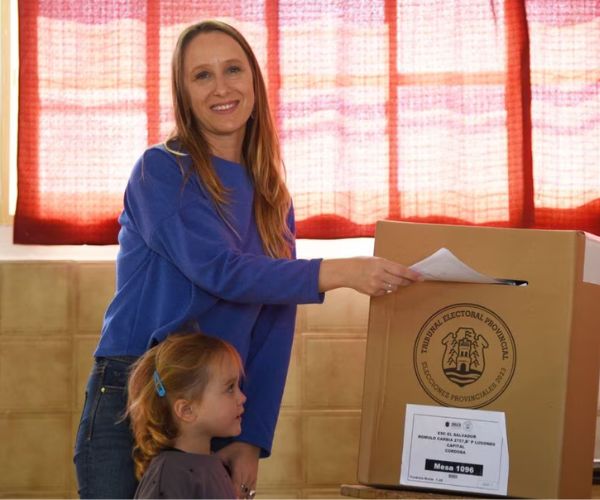 Luciana Echevarría junto a su hija votando en las elecciones provinciales