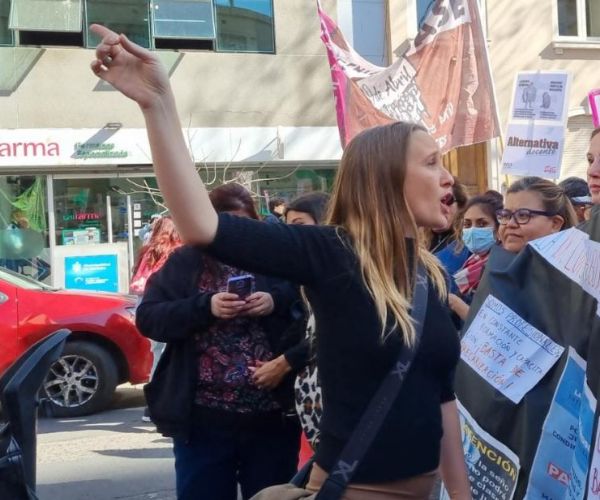 Legisladora Luciana Echevarría en marcha docente