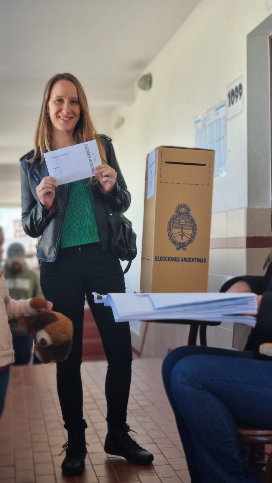 Luciana Echevarria votando