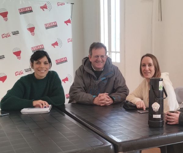 Viki Caldera, candidata a viceintendenta por el MST FITU y Luciana Echevarría junto a referente de la Reserva San Martín