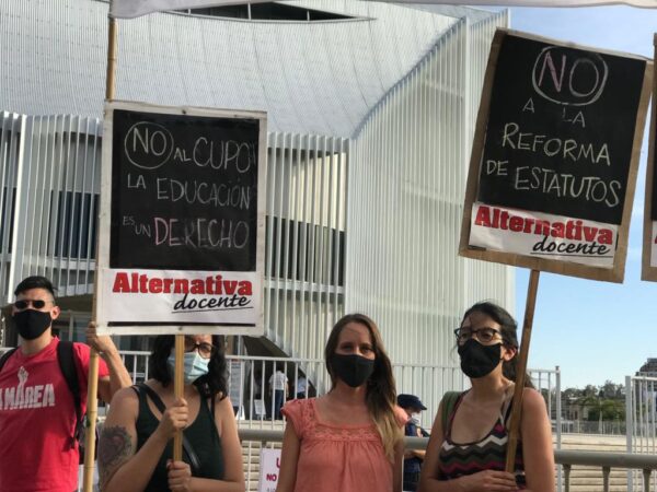 En la puerta de la Legislatura de Córdoba la legisladora Luciana Echevarría se encuentra junto a docentes que protestan con pancartas en contra de la reforma del estatuto