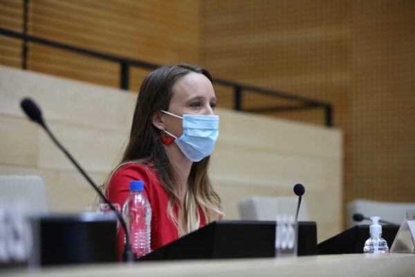 Legisladora Luciana Echevarría escuchando el discurso de apertura de sesiones desde su banca