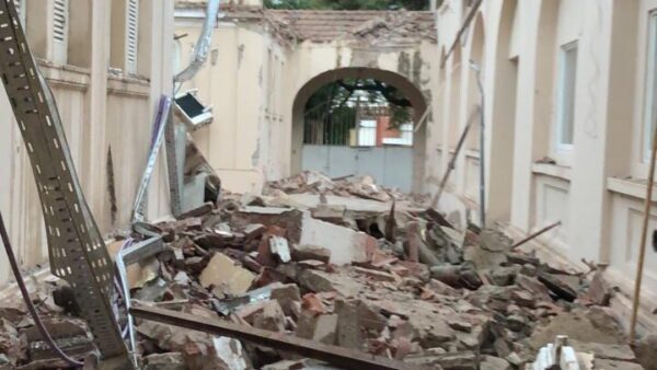 imagen del hospital misericordia con escombros tras el derrumbe de un sector del nosocomio