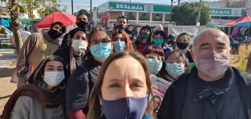 Echevarría visitó la feria de Villa El Libertador. Luciana Echevarría: "El que diga que puede solucionar el problema de la pobreza y paga la deuda miente" 1 WhatsApp Image 2021 08 01 at 16.33.41