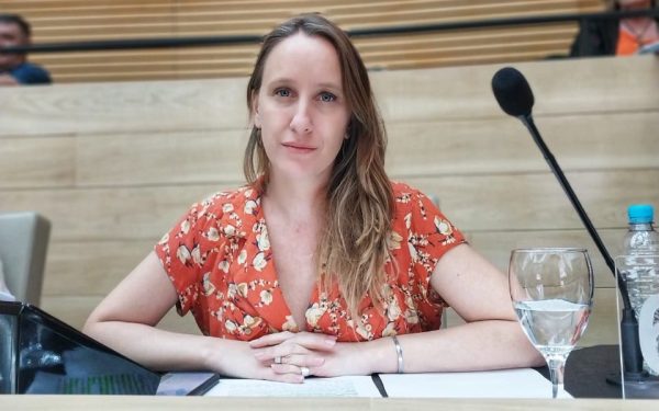 Legisladora Luciana Echevarría en sentada en el recinto de la Legislatura