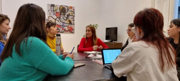 Luciana Echevarría juntoa mujeres trabajadoras docentes, de salud y otros rubros