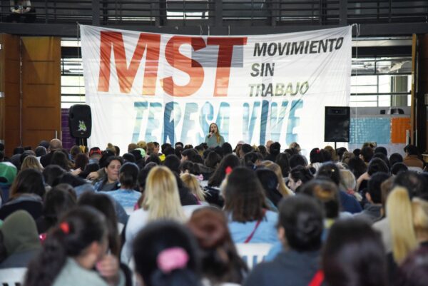 Luciana Echevarría junto al movimiento de desocupados del MST Teresa Vive