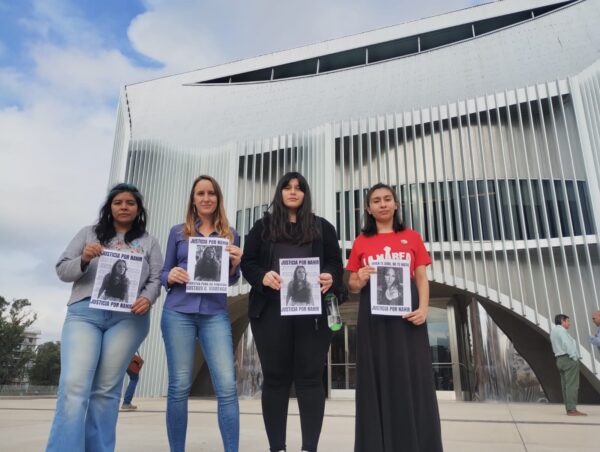 Luciana Echevarría frente a la Legislatura de Córdoba con amigas de Nahir víctima de femicidio