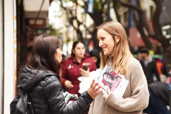 Luciana Echevarría junto a vecina de córdoba en las calles de la ciudad