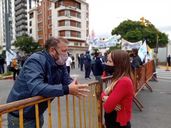 La legisladora Luciana Echevarría apoyando a los trabajadores de la Coopi fuera del recinto de la Legislatura Provincial