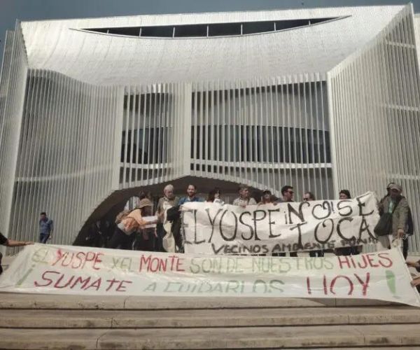 defensores ambientales de Punilla frente a la Legislatura de Córdoba con banderas que dicen El Yuspe no se toca